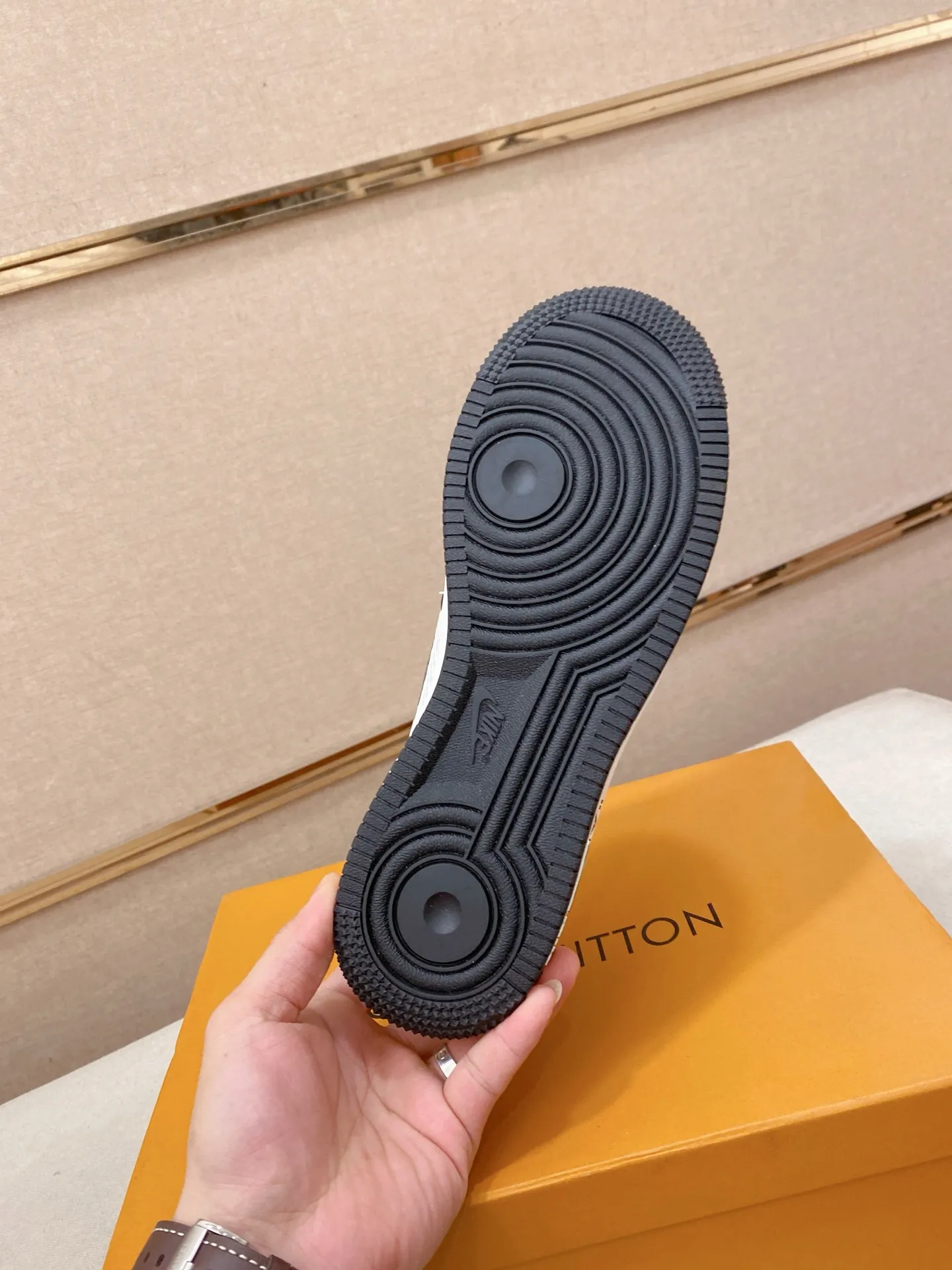 Men's shoes💰 440💰Louis Vuitton (Louis Vuitton/LV) top 🔍🔍 new models are on sale at the same time, the upper 🇮🇹 imported Italian first-layer cowhide, fully imported mesh breathable lining 💪💪, completely 1⃣️compared 1⃣️Reproduction🇮🇹💪💪, ⚠Sole: The original sole is specially provided by the original factory, the exclusive movable molded sole is super comfortable, ⚠Original factory follow-up goods, 🔍🔍high quality, you can enter and leave the counter at will, welcome to compare⚠. Code number: 38-44. Can be customized for 45 non-refundable!
